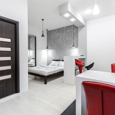 Black And Red Squares Apartment 利沃夫 外观 照片