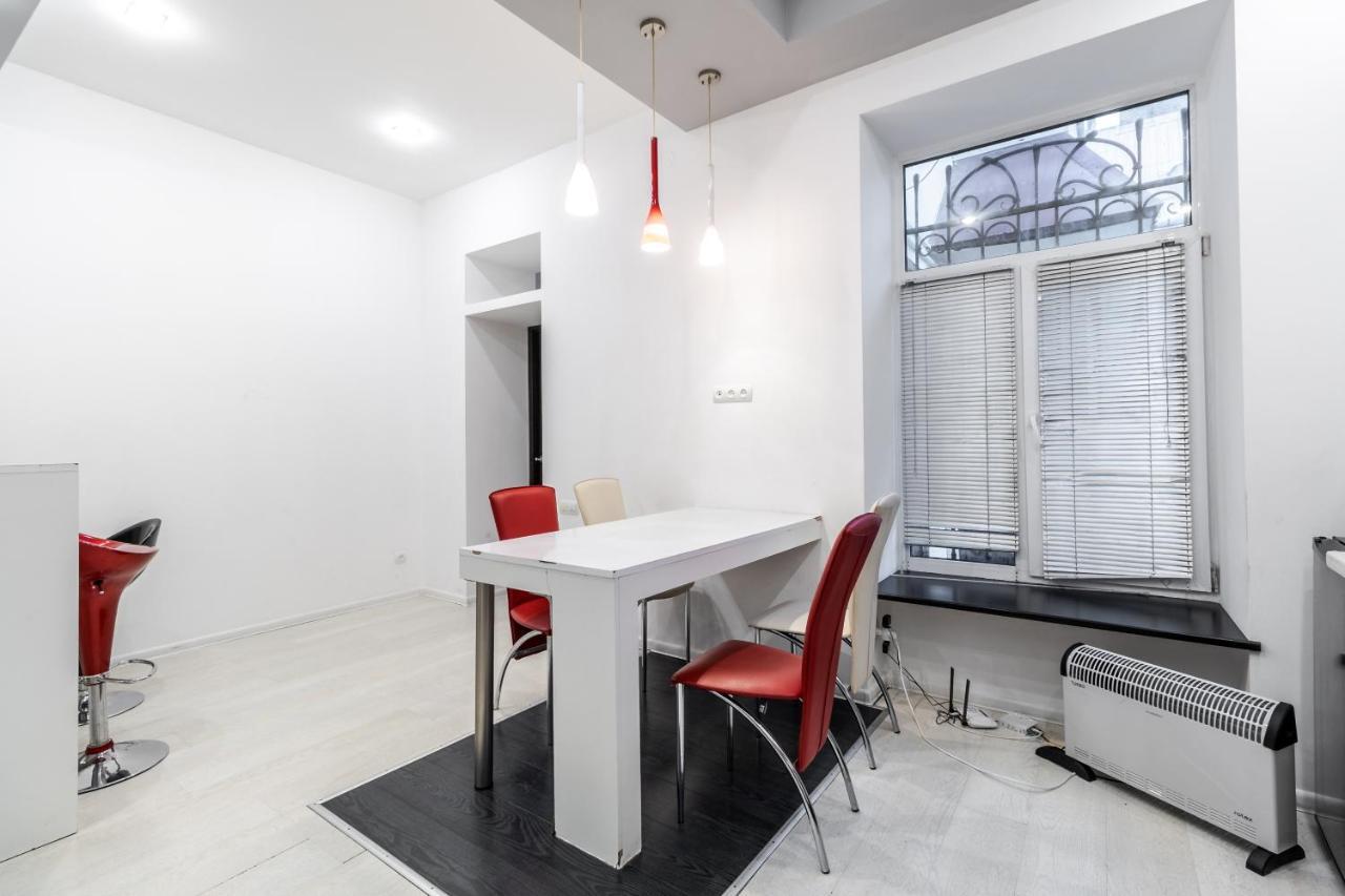 Black And Red Squares Apartment 利沃夫 外观 照片