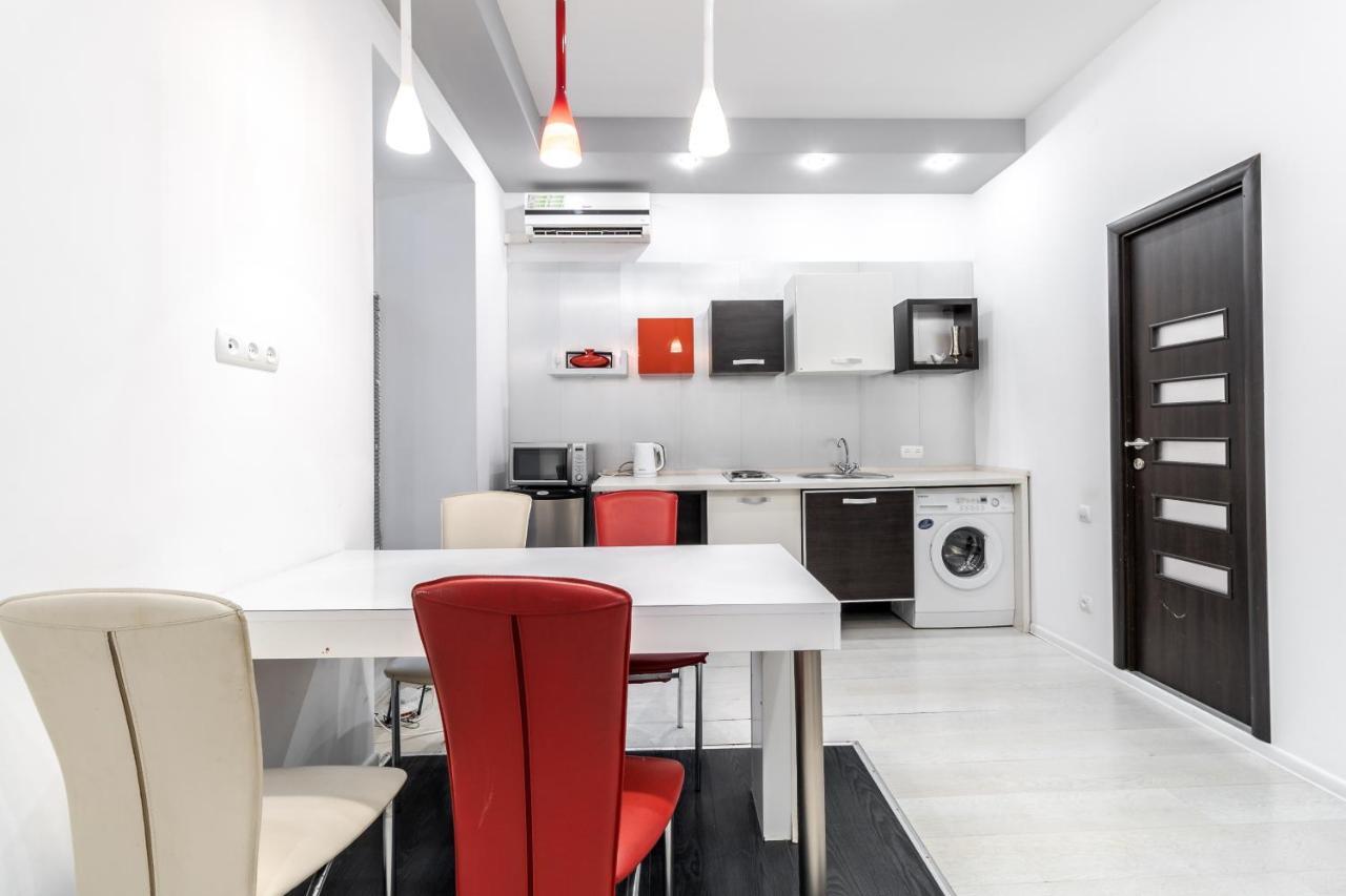 Black And Red Squares Apartment 利沃夫 外观 照片