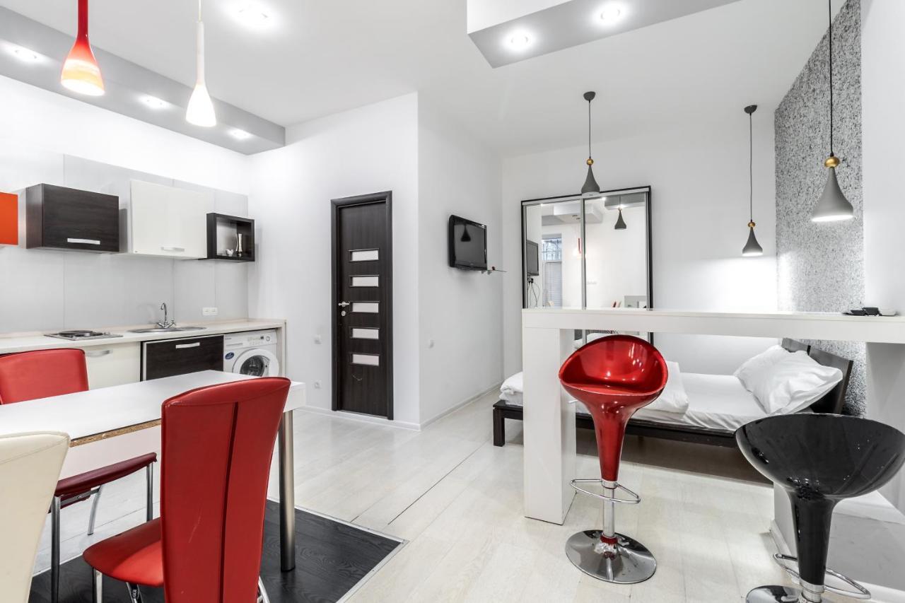 Black And Red Squares Apartment 利沃夫 外观 照片