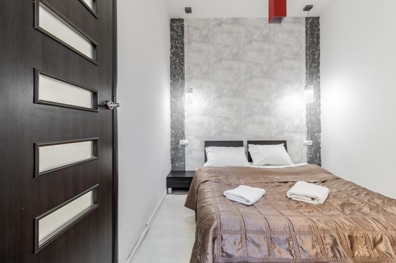 Black And Red Squares Apartment 利沃夫 外观 照片