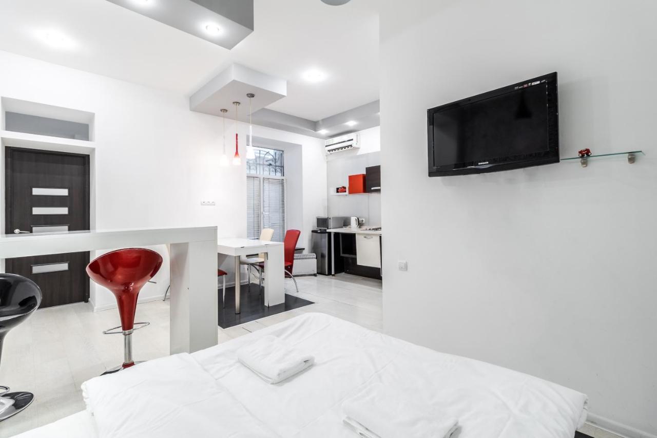 Black And Red Squares Apartment 利沃夫 外观 照片